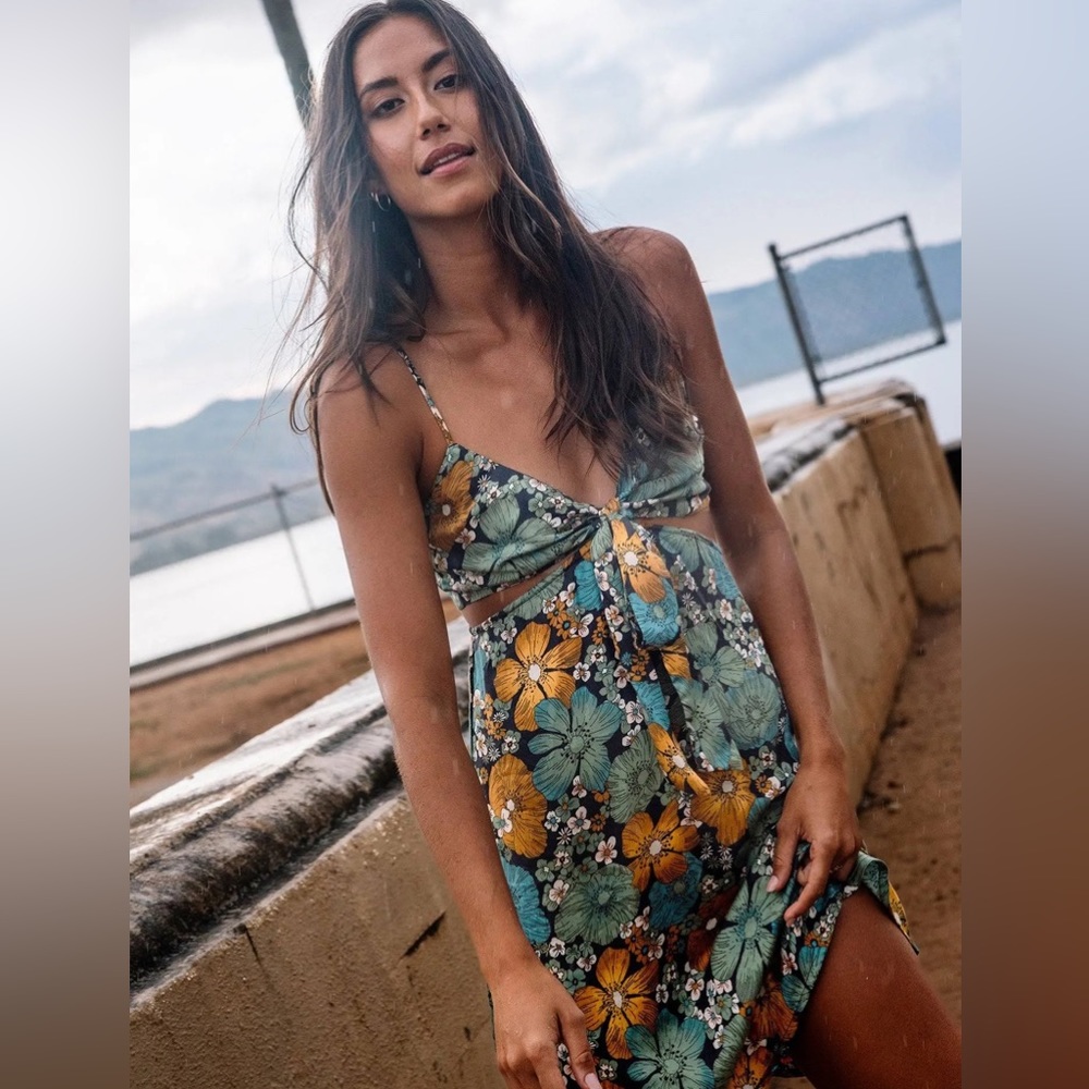 NWT Volcom Luvely Daze Dress Size Large.